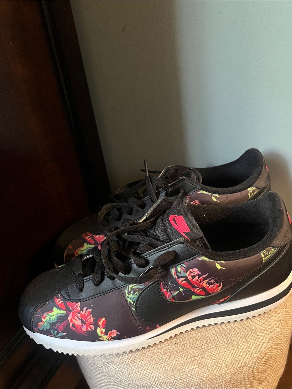 Nike Black Floral Low-Top Sneakers with Pink Accent (Men)